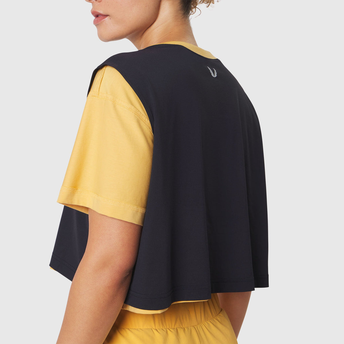 W082. SUPIMA® Ice-Skin™ Reversible Crop Tee - Amber/Black | ASRV