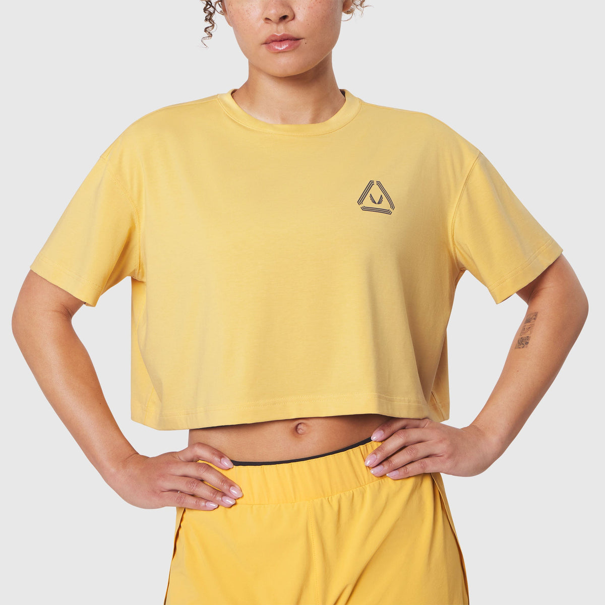W082. SUPIMA® Ice-Skin™ Reversible Crop Tee - Amber/Black | ASRV