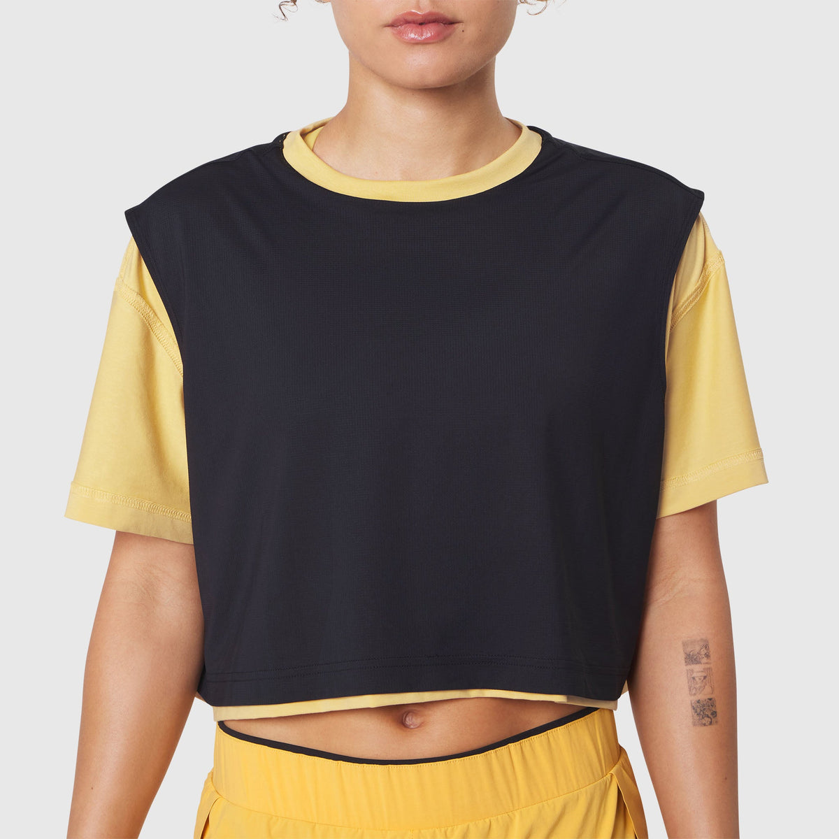 W082. SUPIMA® Ice-Skin™ Reversible Crop Tee - Amber/Black | ASRV