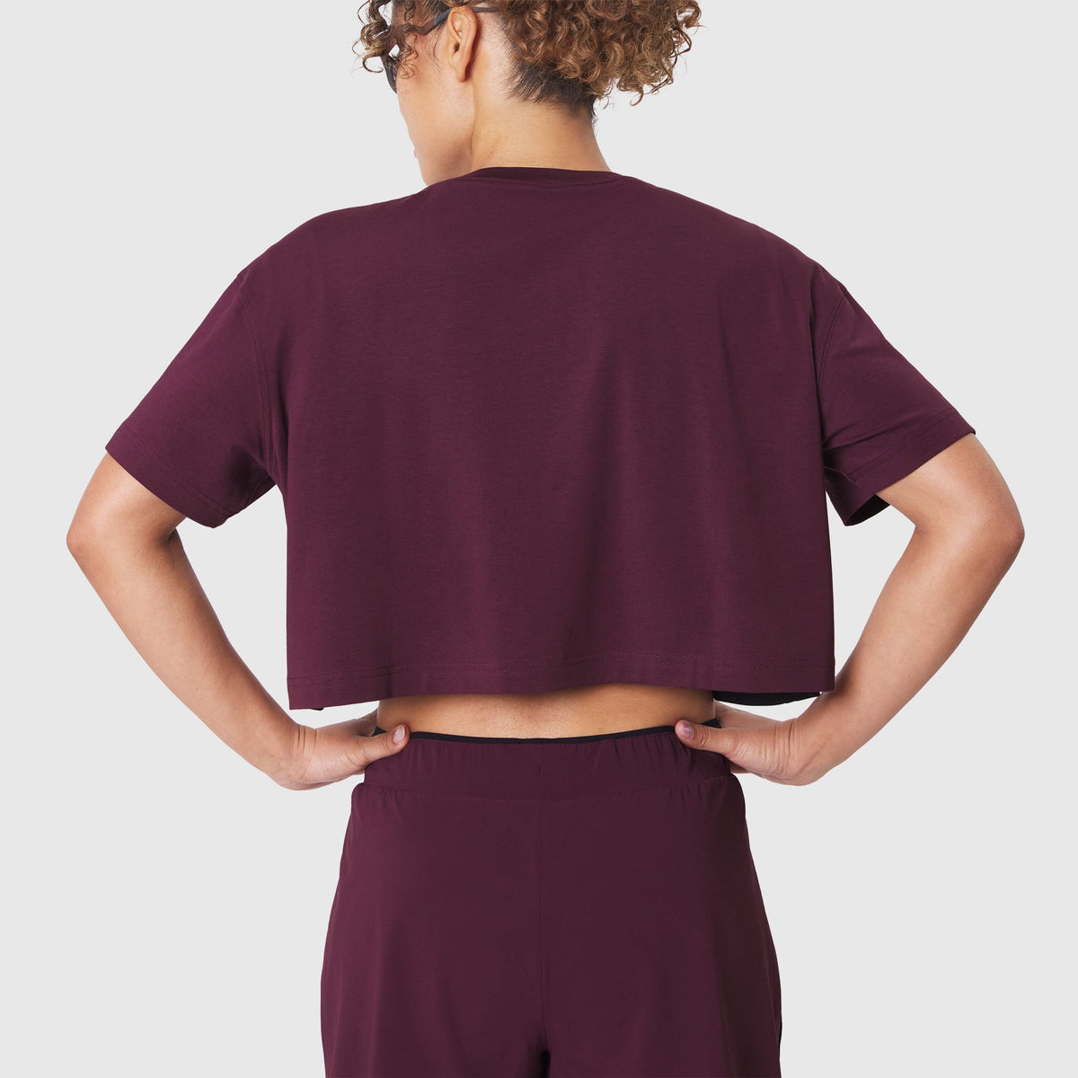 W082. SUPIMA® Ice-Skin™ Reversible Crop Tee - Merlot/Black | ASRV