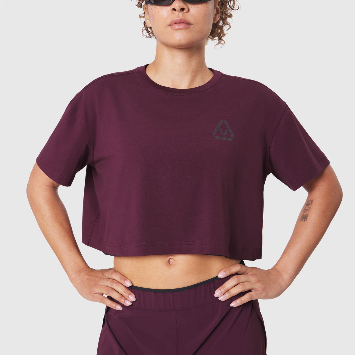 W082. SUPIMA® Ice-Skin™ Reversible Crop Tee - Merlot/Black | ASRV