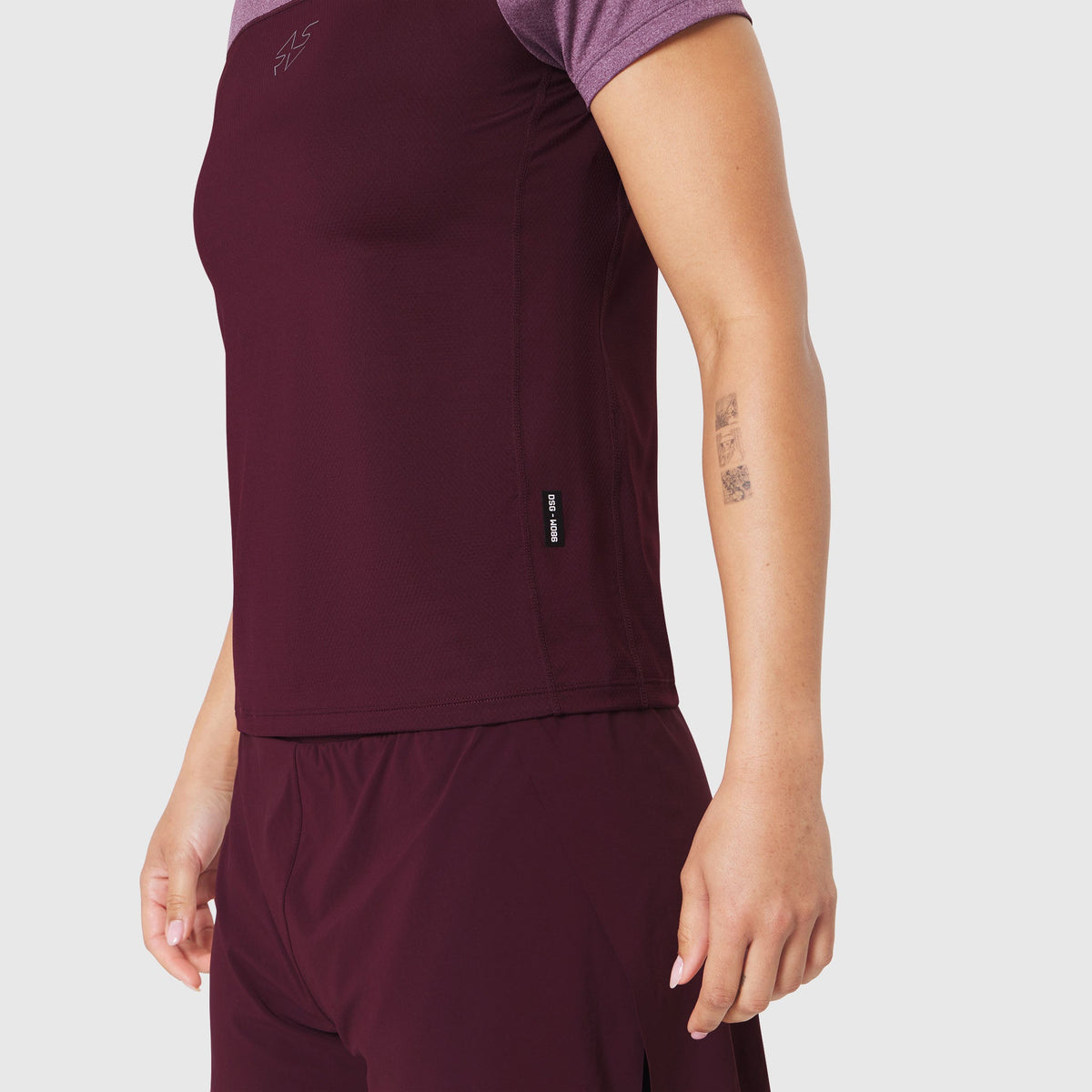 W086. AEROSILVER® UPF50+ Run Tee - Merlot | ASRV
