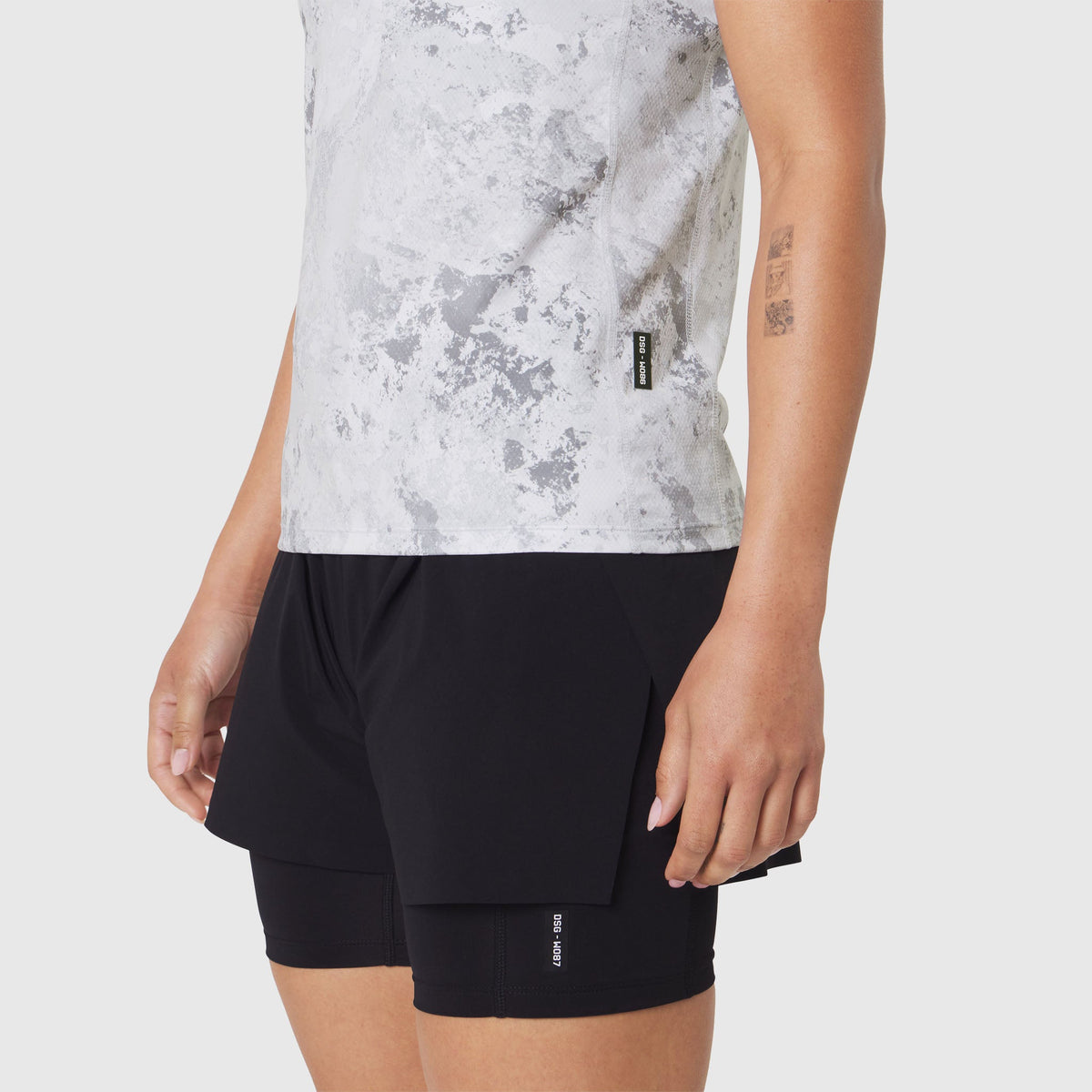 W086. AEROSILVER® UPF50+ Run Tee - Sedona Snow Camo | ASRV